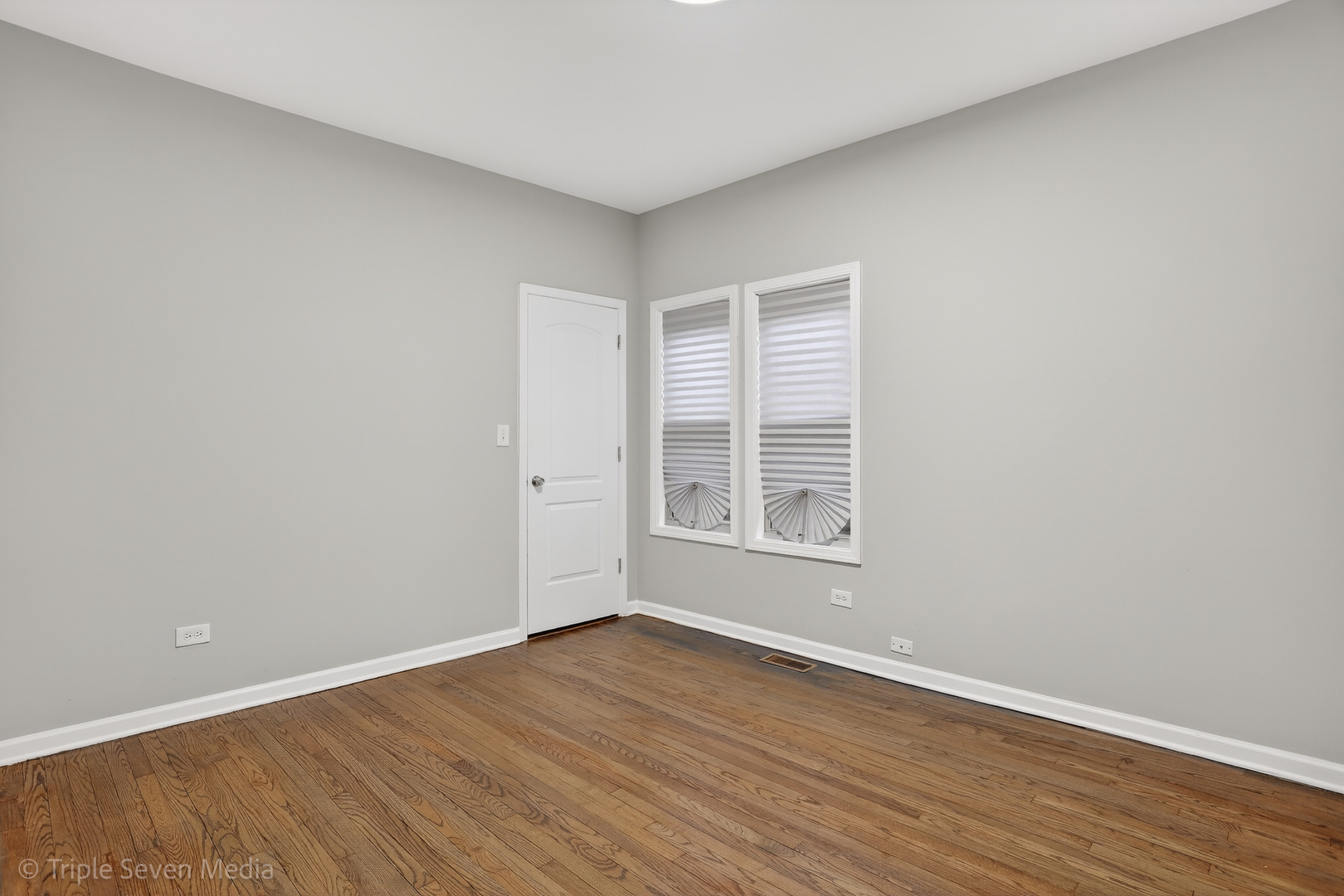 8132 S Paxton Avenue, Chicago, IL 60617