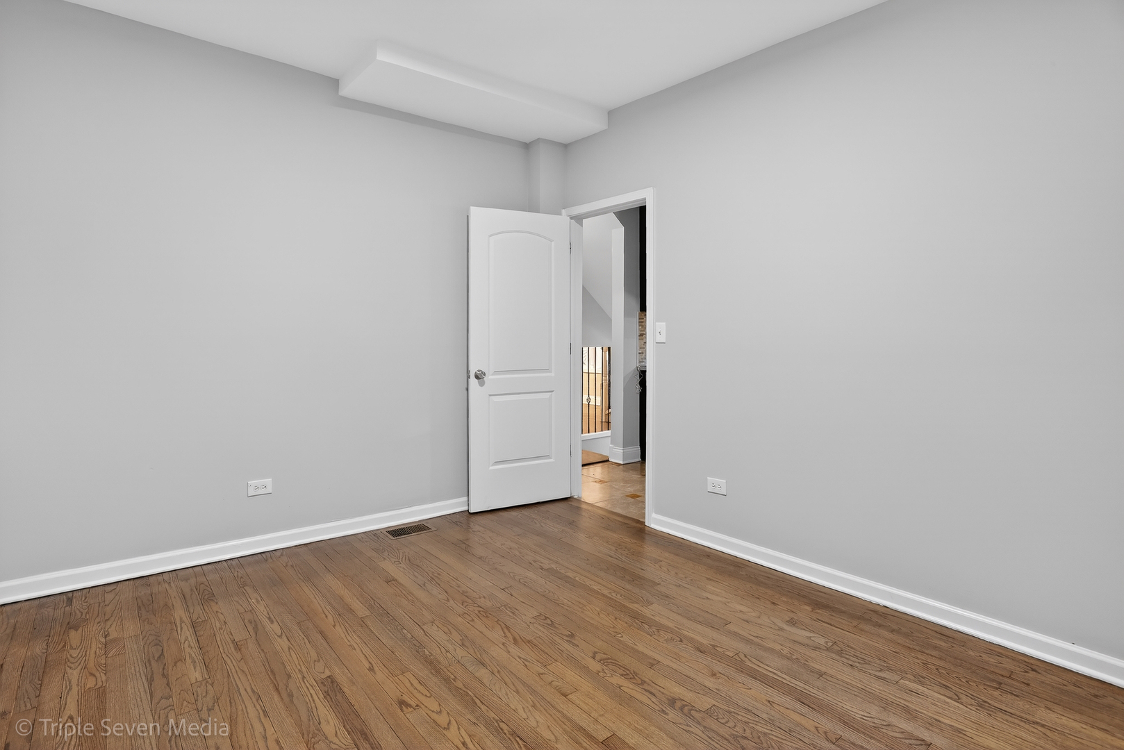 8132 S Paxton Avenue, Chicago, IL 60617