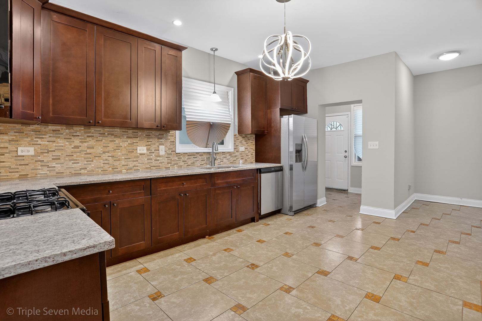 8132 S Paxton Avenue, Chicago, IL 60617