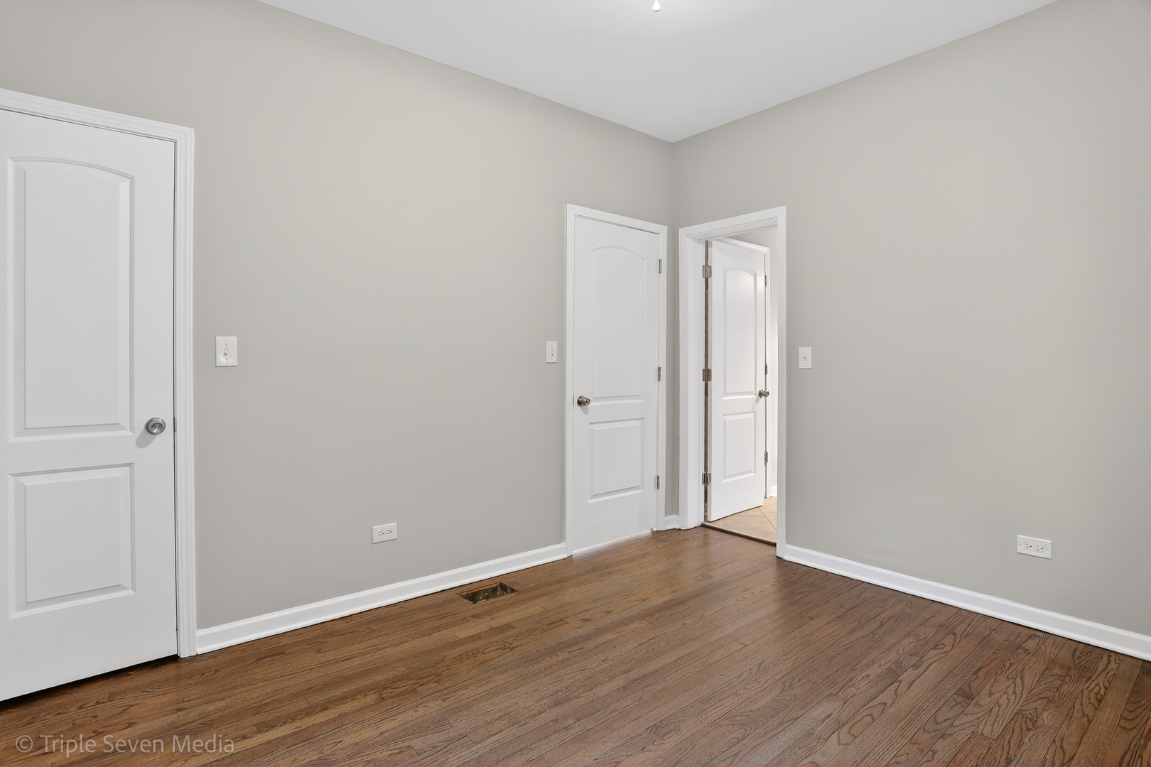 8132 S Paxton Avenue, Chicago, IL 60617