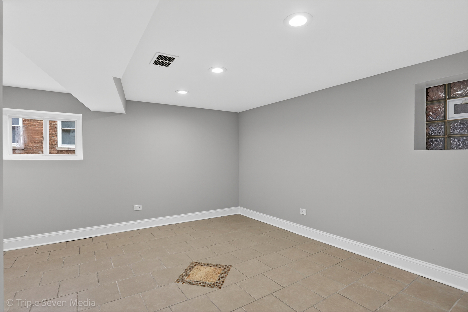 8132 S Paxton Avenue, Chicago, IL 60617