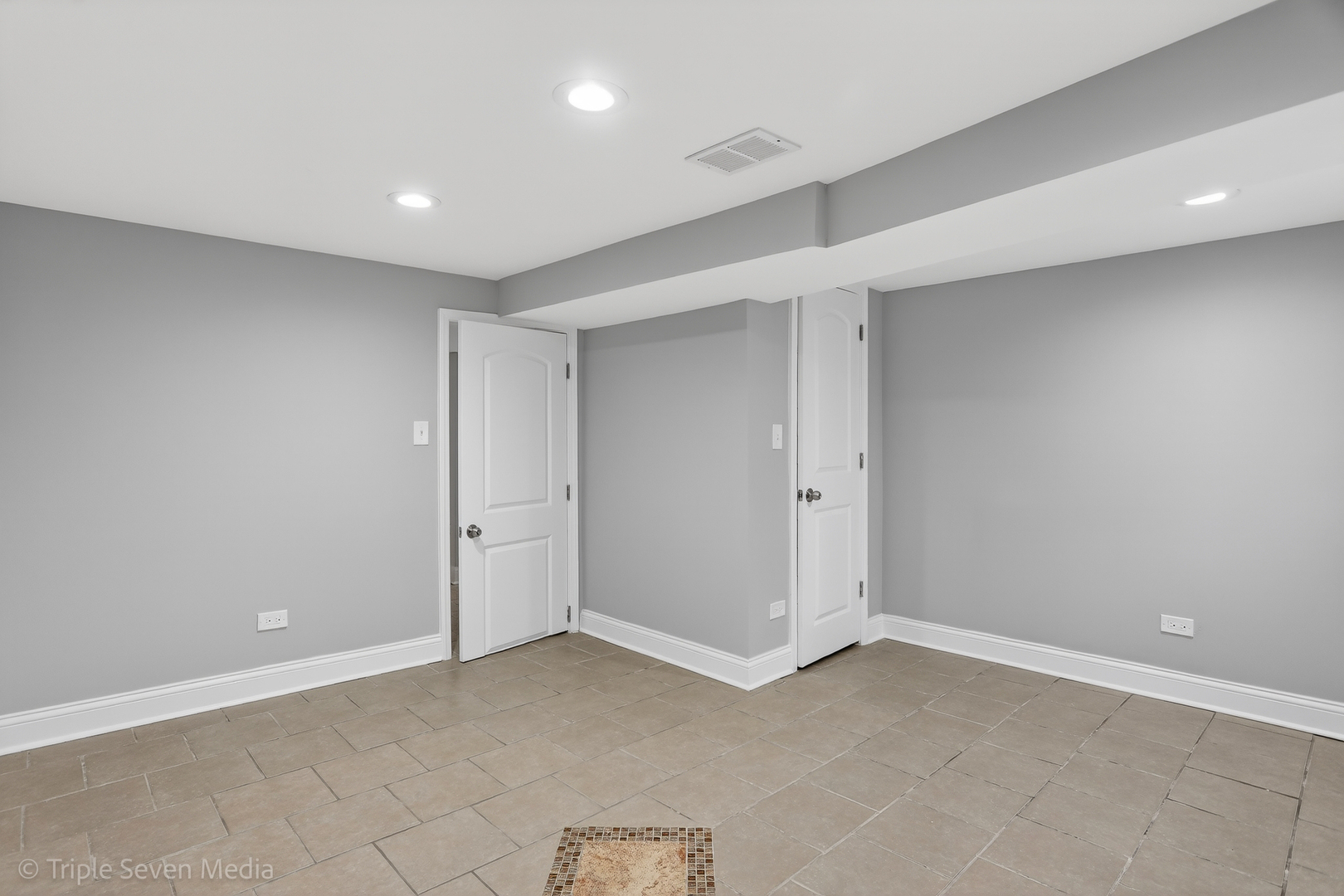 8132 S Paxton Avenue, Chicago, IL 60617