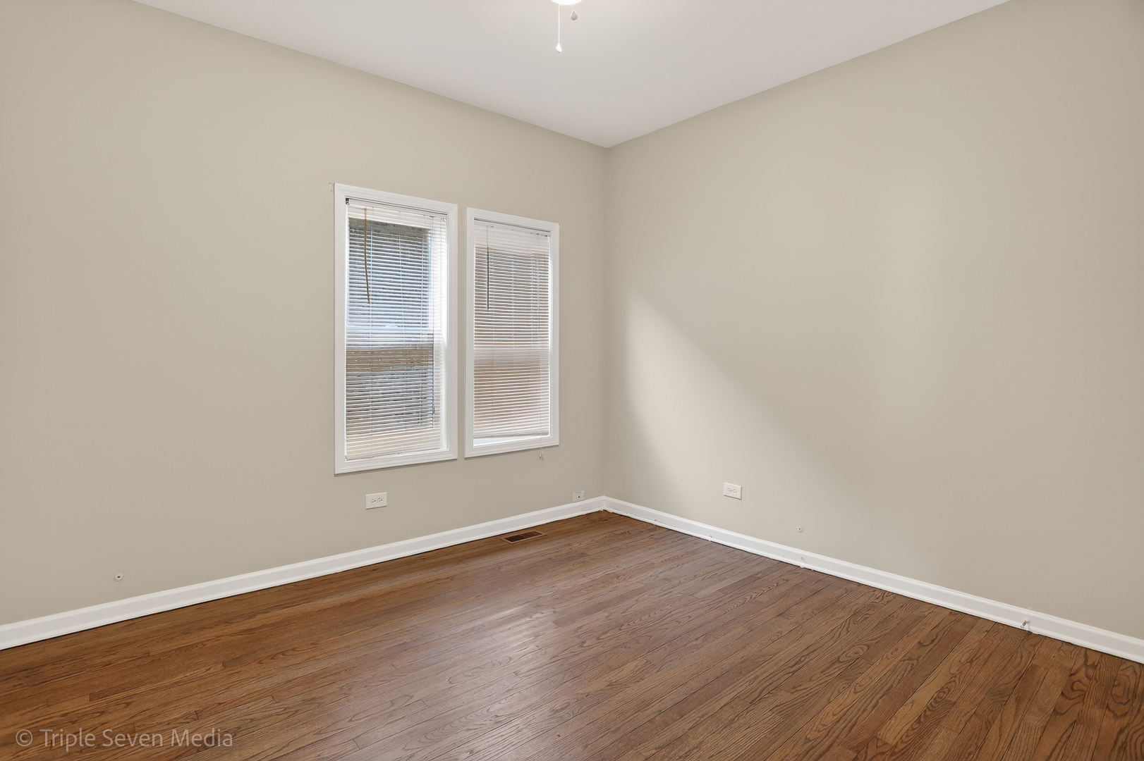 8132 S Paxton Avenue, Chicago, IL 60617