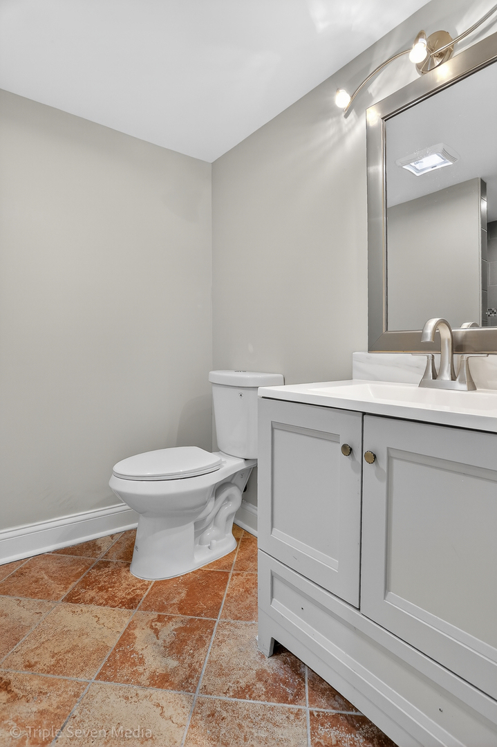 8132 S Paxton Avenue, Chicago, IL 60617