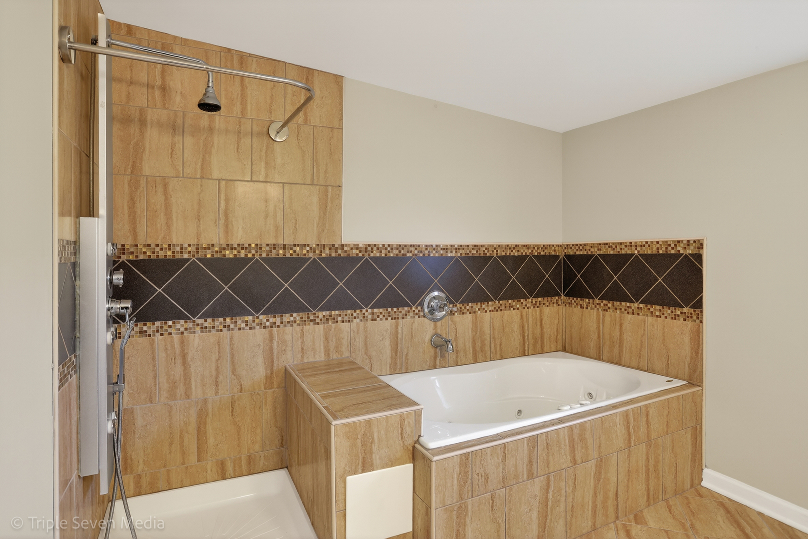 8132 S Paxton Avenue, Chicago, IL 60617