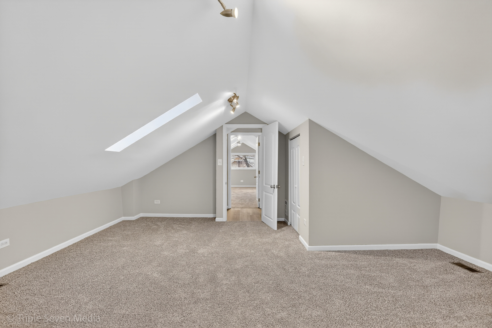 8132 S Paxton Avenue, Chicago, IL 60617