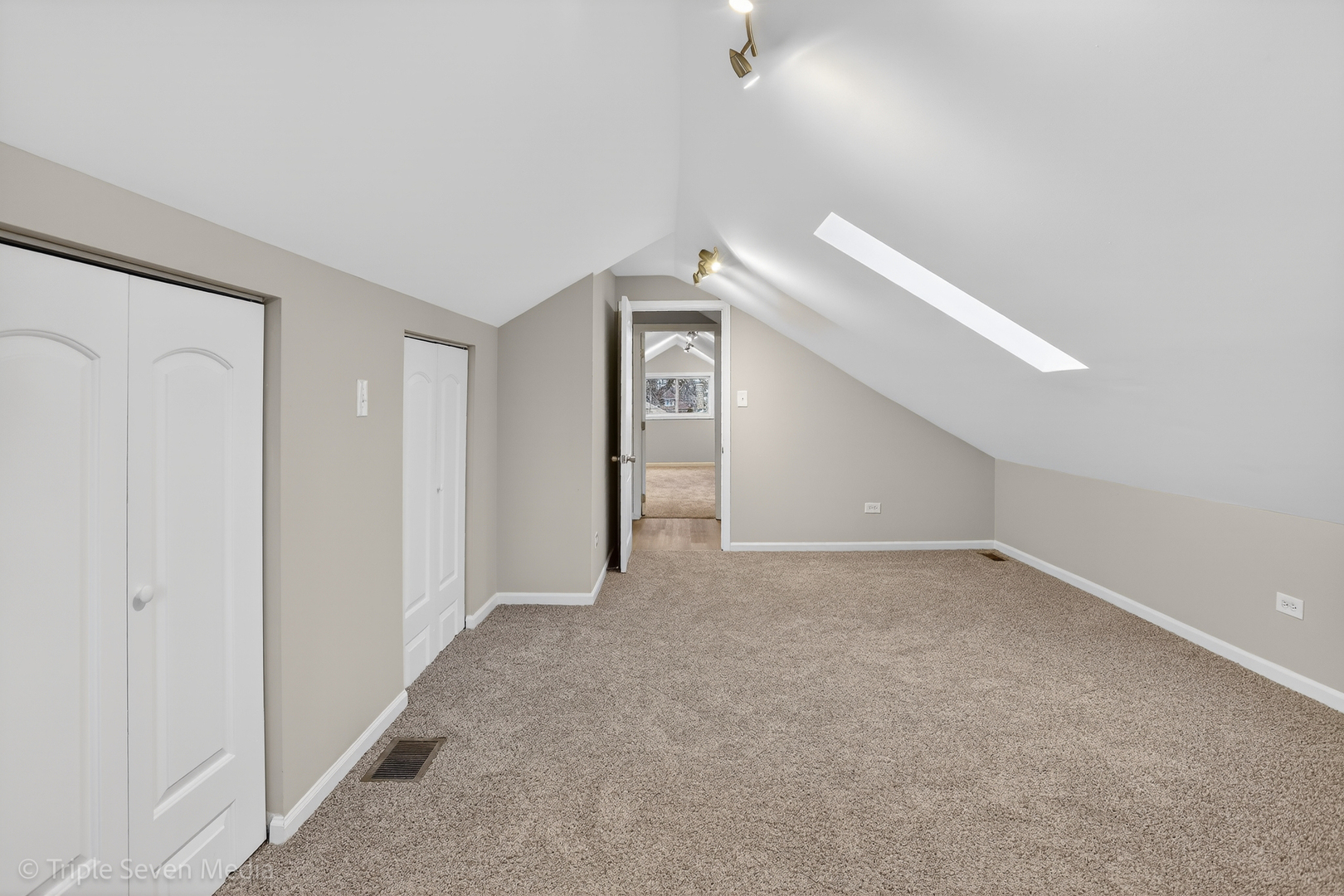 8132 S Paxton Avenue, Chicago, IL 60617