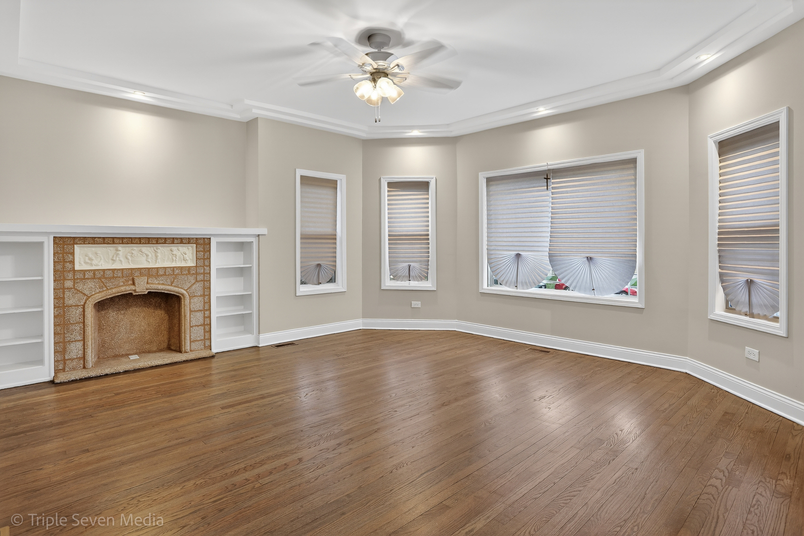 8132 S Paxton Avenue, Chicago, IL 60617