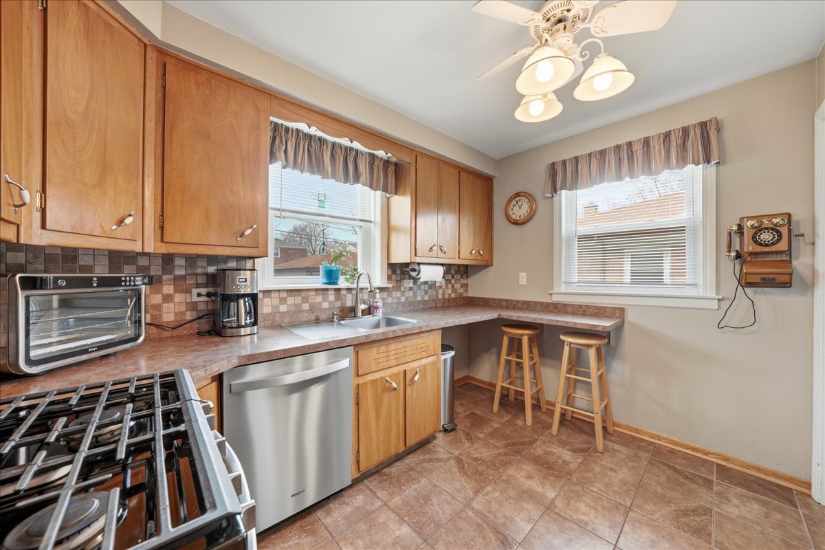 912 Hull Avenue, Westchester, IL 60154