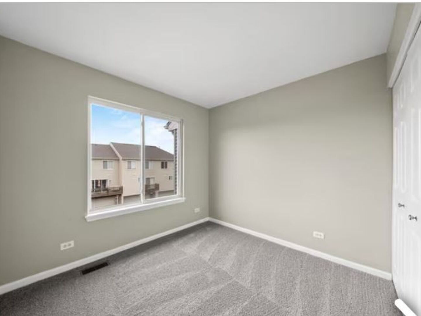 512 Lincoln Station Drive #512, Oswego, IL 60543