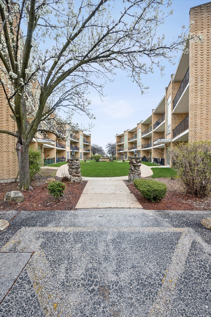 10344 S Pulaski Road #304, Oak Lawn, IL 60453