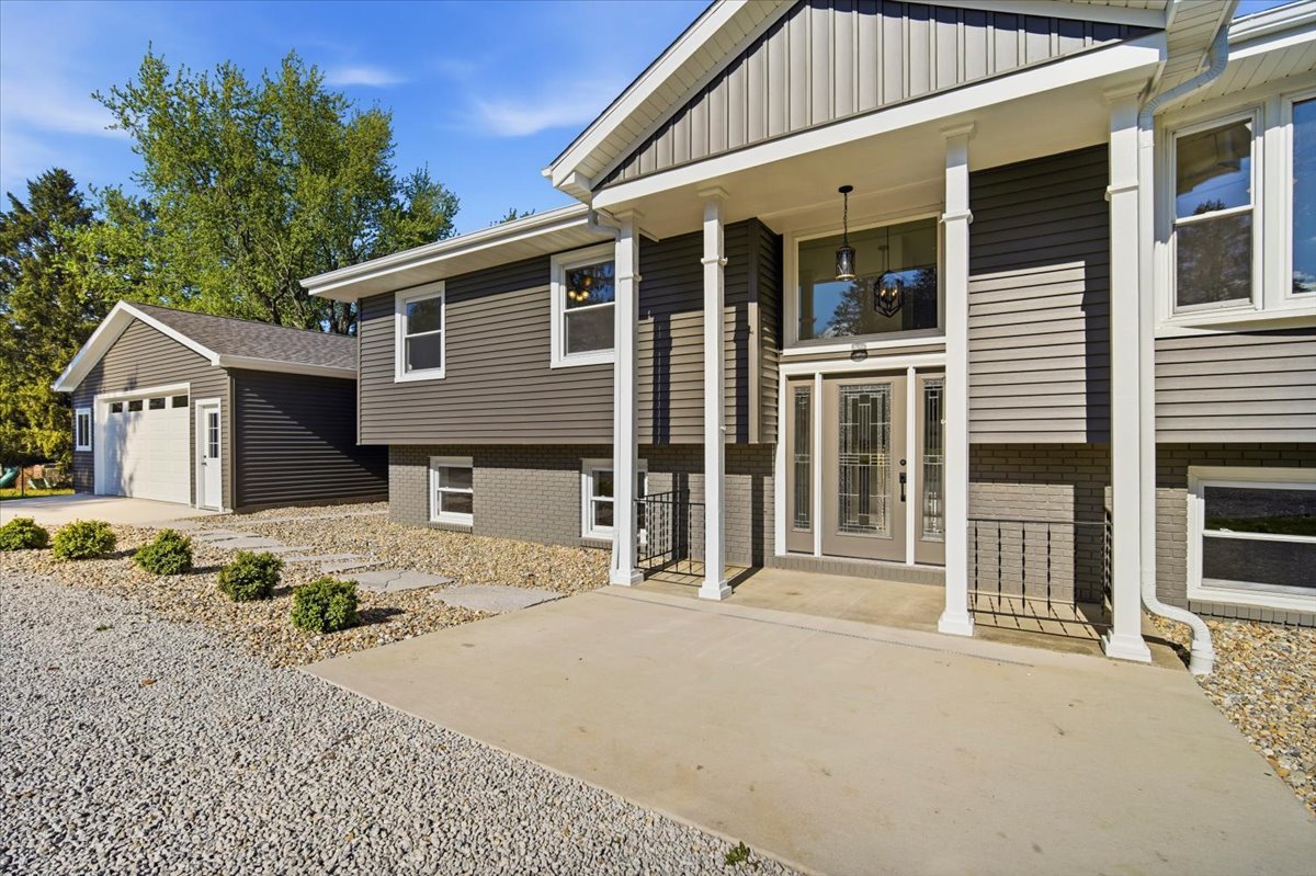 9646 Ridgewood Court, Bloomington, IL 61705