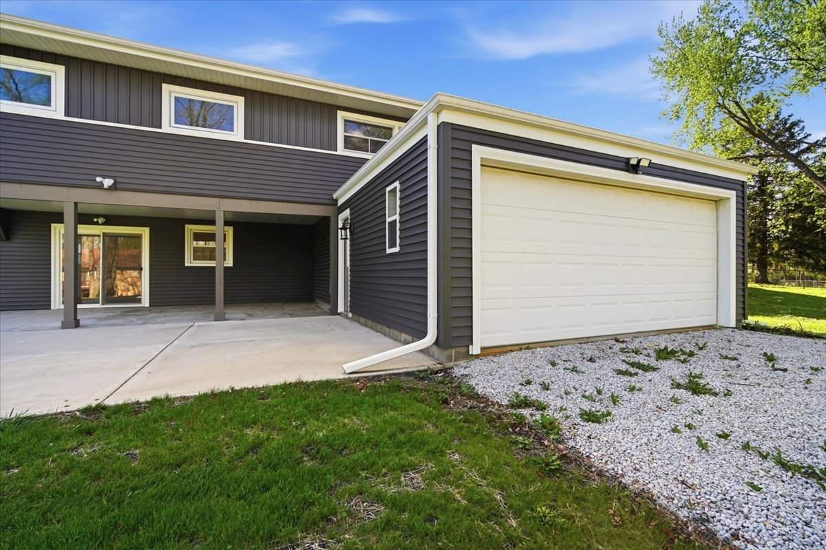 9646 Ridgewood Court, Bloomington, IL 61705