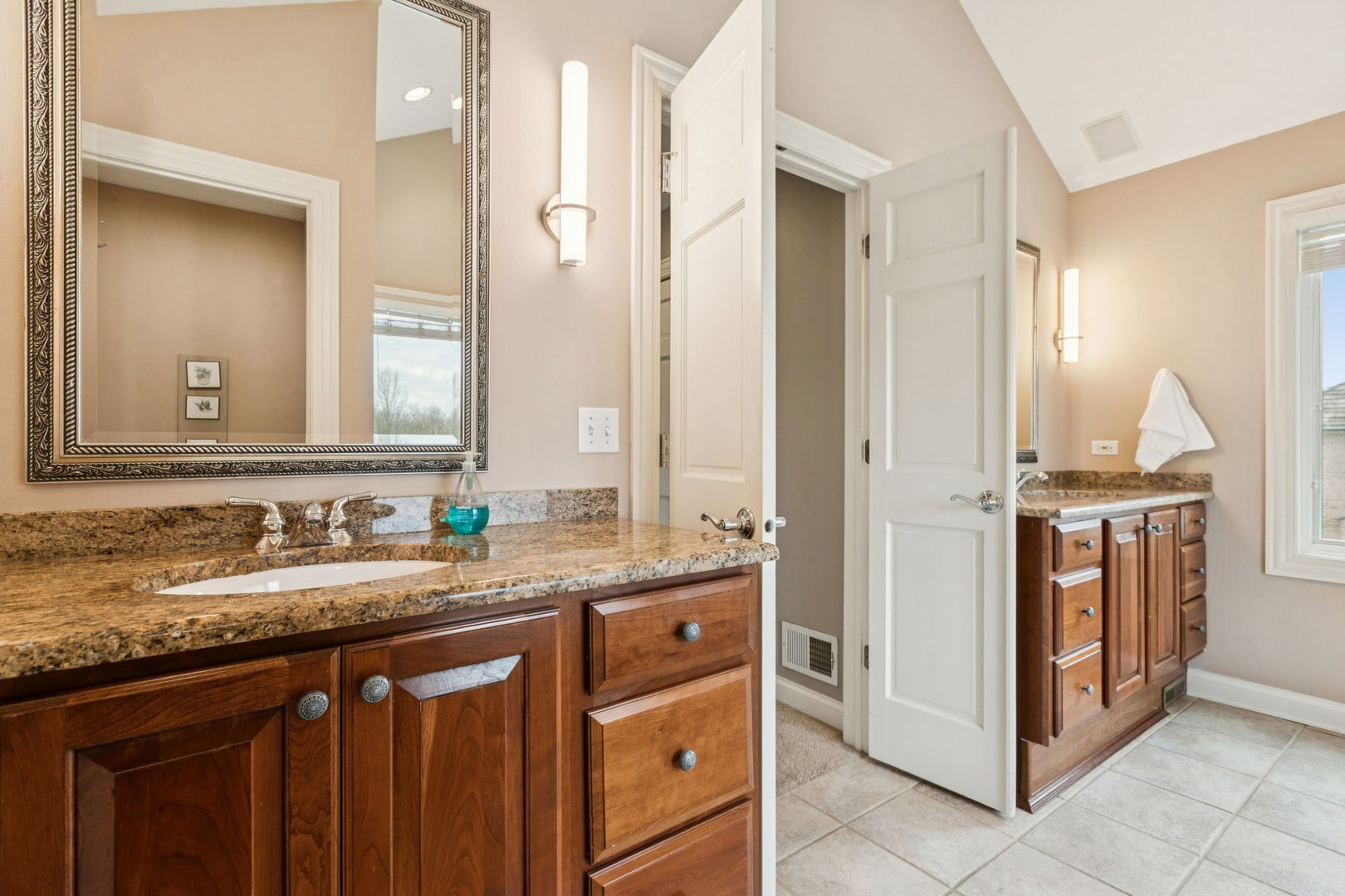 14101 W Rodmell Court, Libertyville, IL 60048