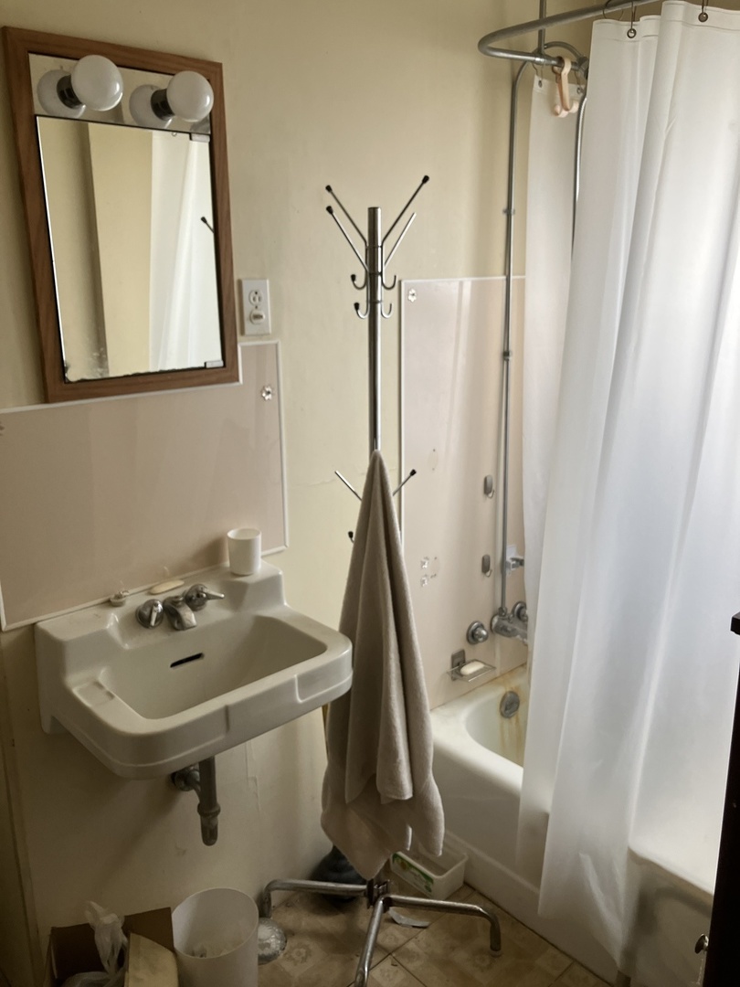 1511 N Poplar Avenue, Round Lake Beach, IL 60073