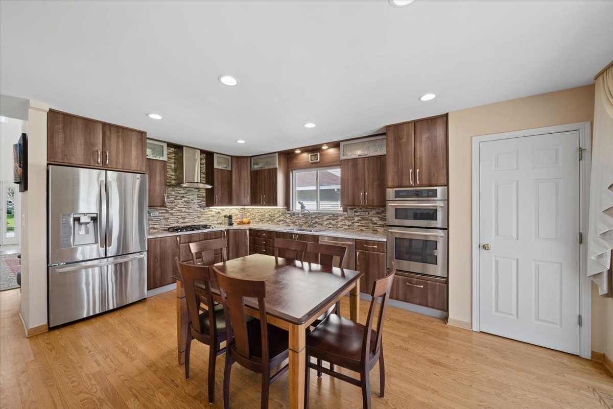 2552 Whitehall Lane, Naperville, IL 60564