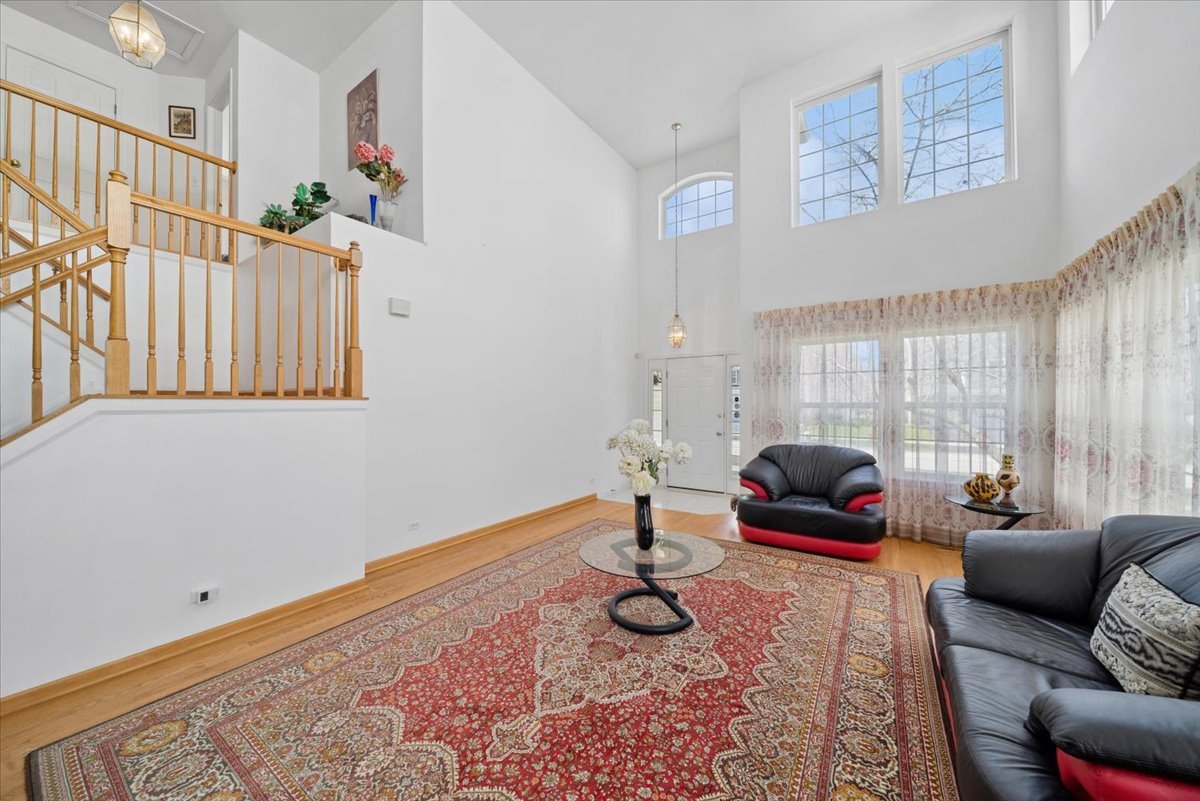 2552 Whitehall Lane, Naperville, IL 60564