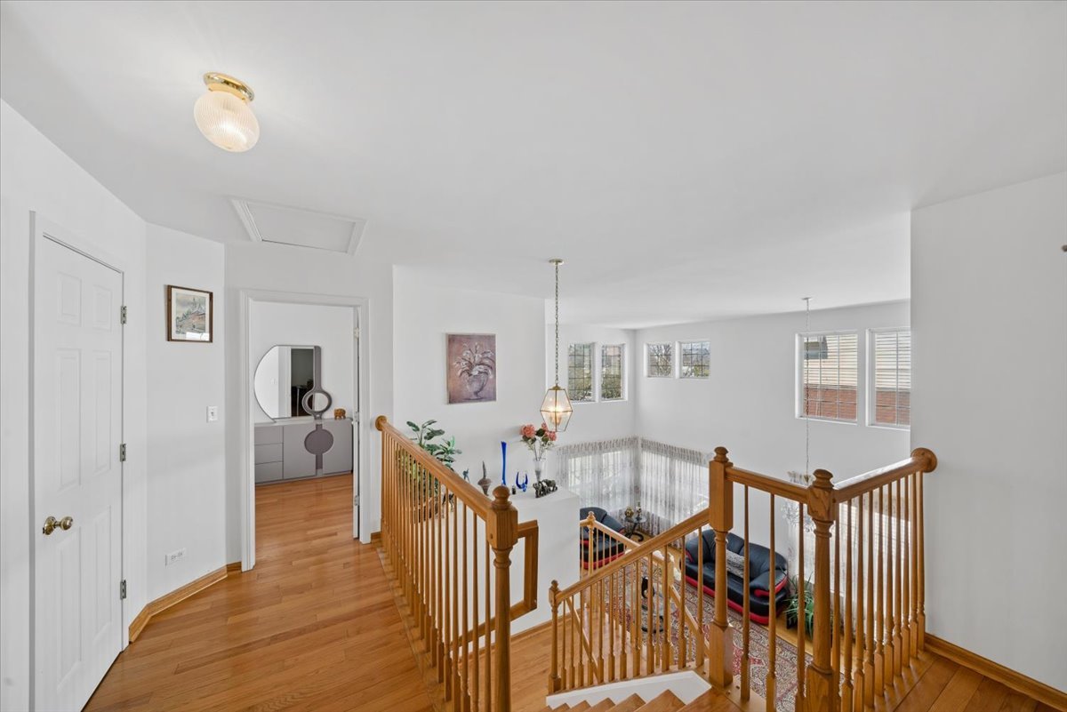 2552 Whitehall Lane, Naperville, IL 60564