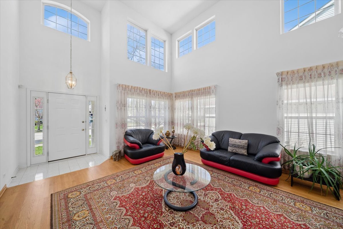 2552 Whitehall Lane, Naperville, IL 60564