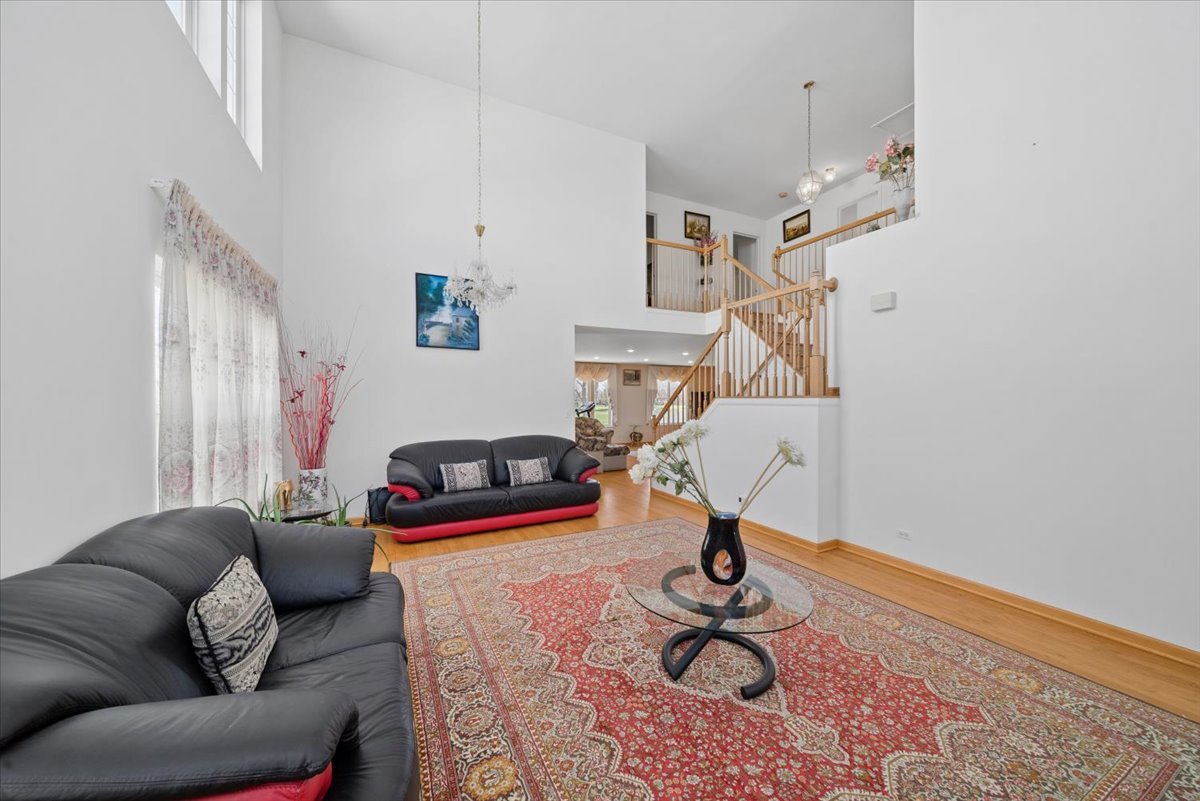 2552 Whitehall Lane, Naperville, IL 60564