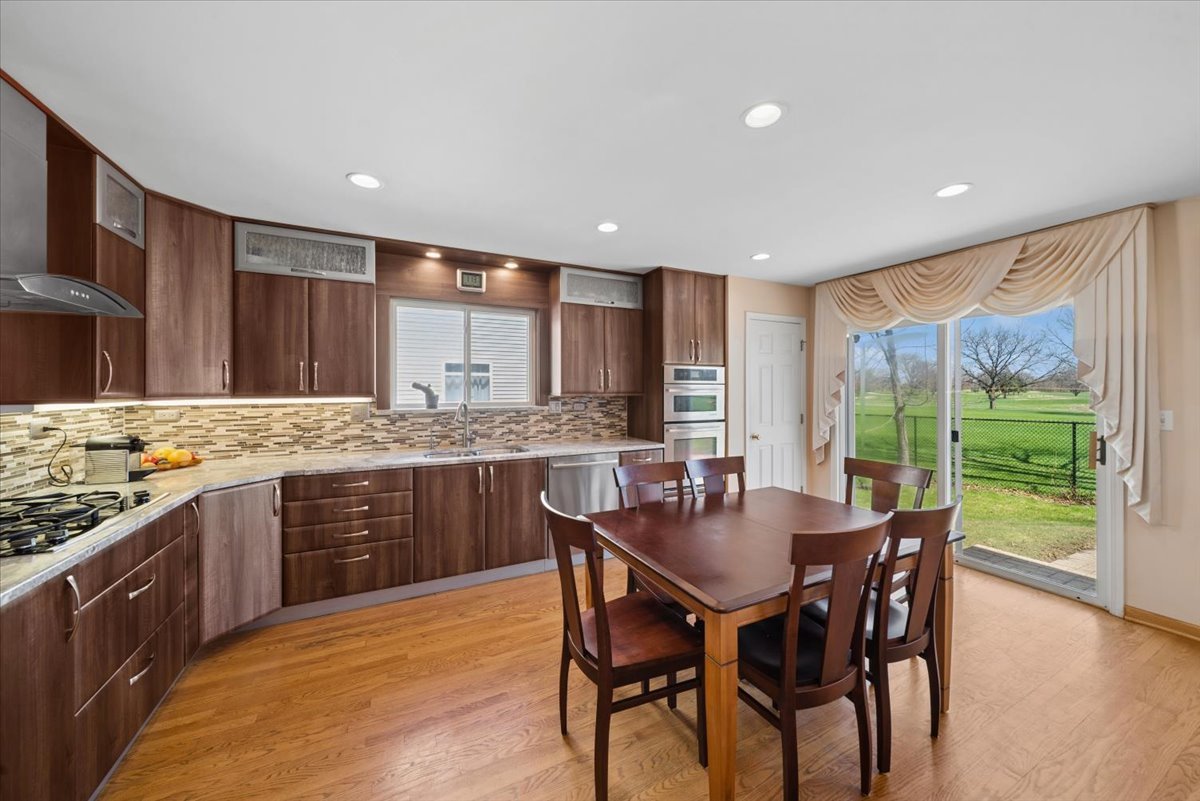 2552 Whitehall Lane, Naperville, IL 60564