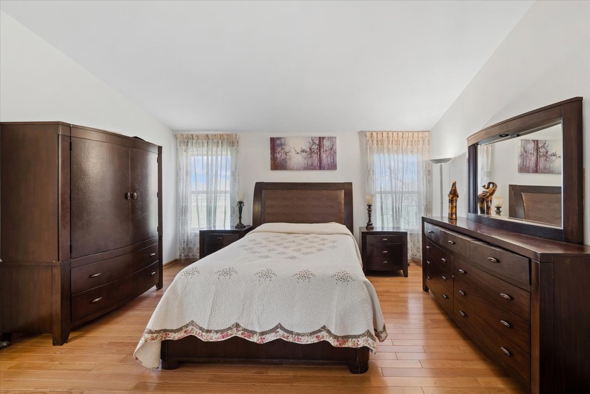 2552 Whitehall Lane, Naperville, IL 60564