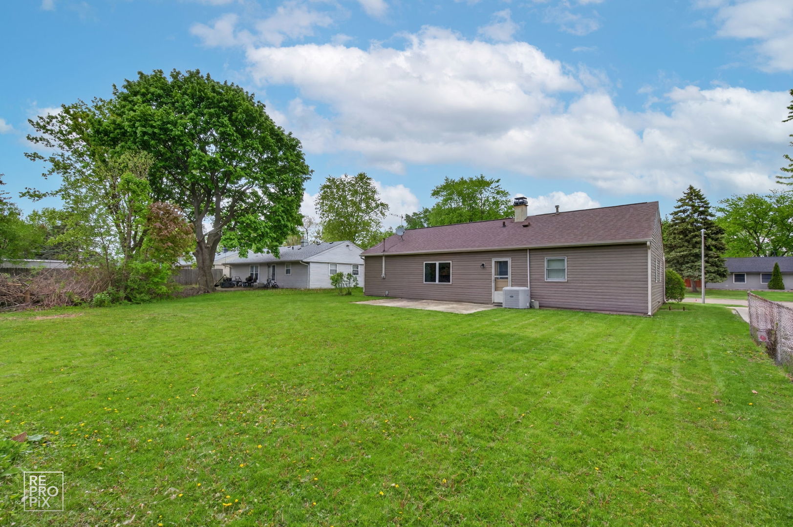 1320 N Elmwood Drive, Aurora, IL 60506