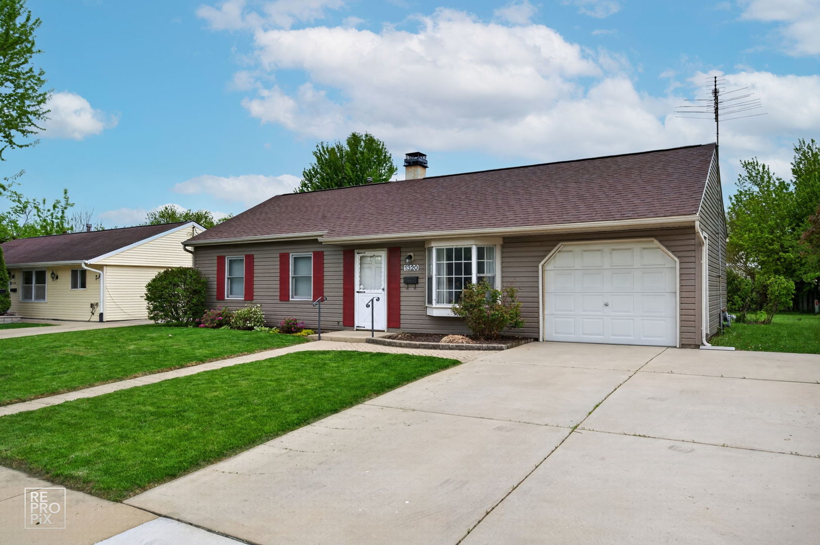 1320 N Elmwood Drive, Aurora, IL 60506