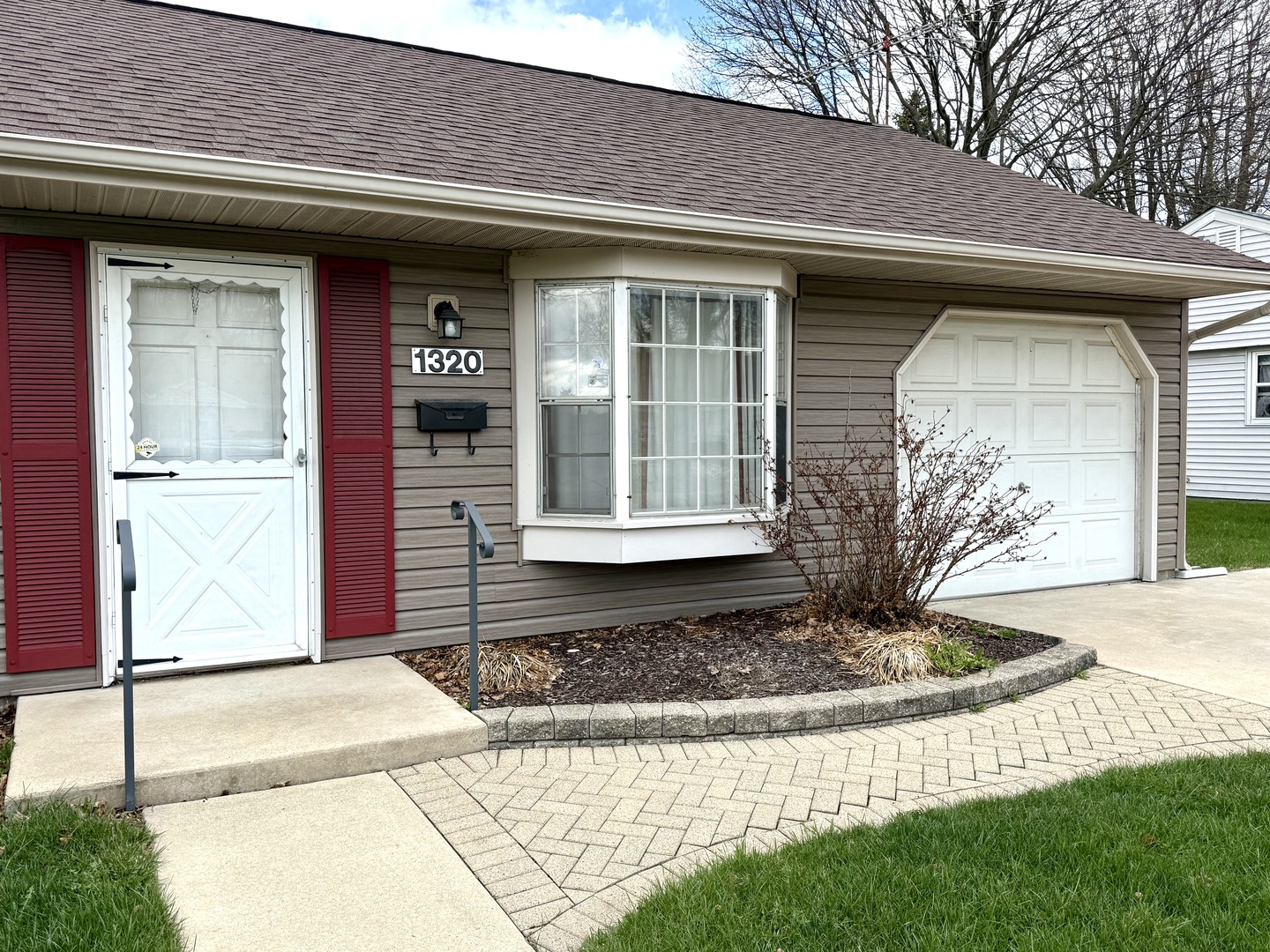 1320 N Elmwood Drive, Aurora, IL 60506
