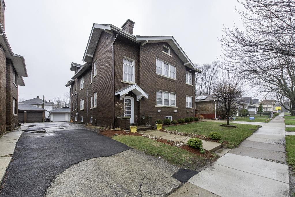 415 W Ridgeland Avenue #2, Waukegan, IL 60085