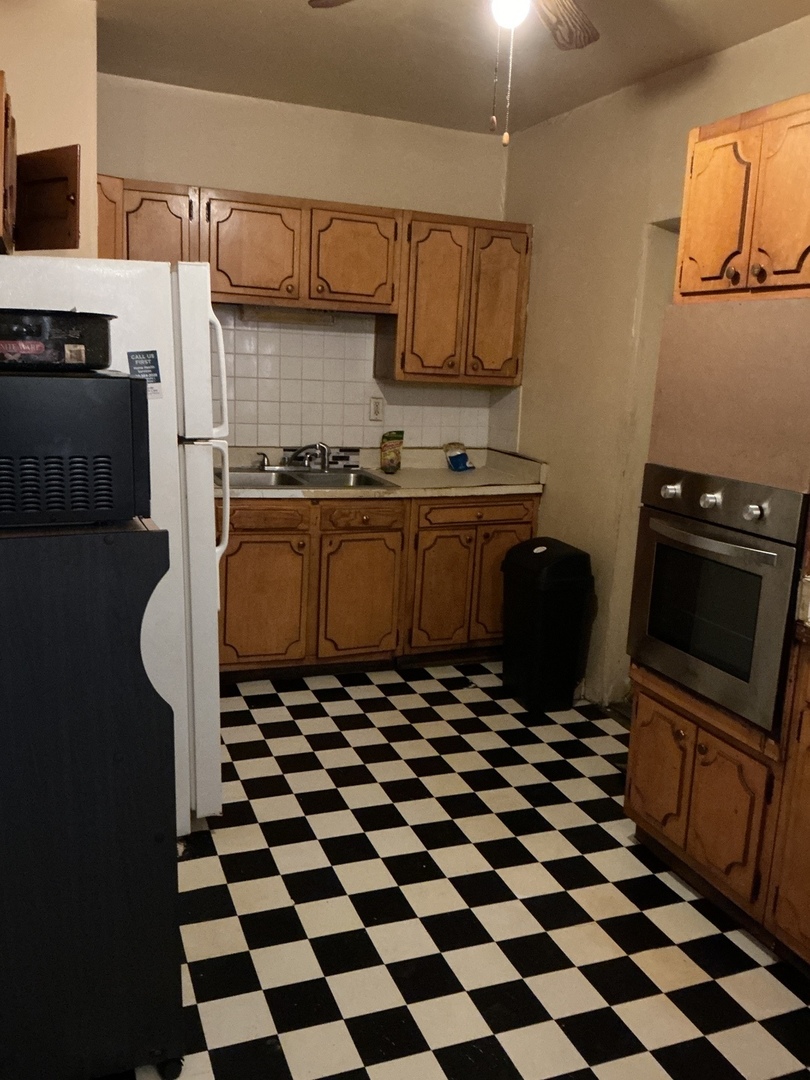 9230 S Saginaw Avenue, Chicago, IL 60617