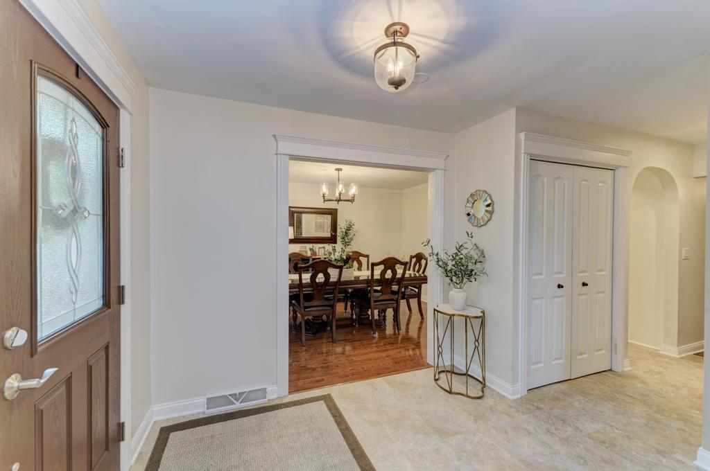 10S607 Glenn Drive, Burr Ridge, IL 60527