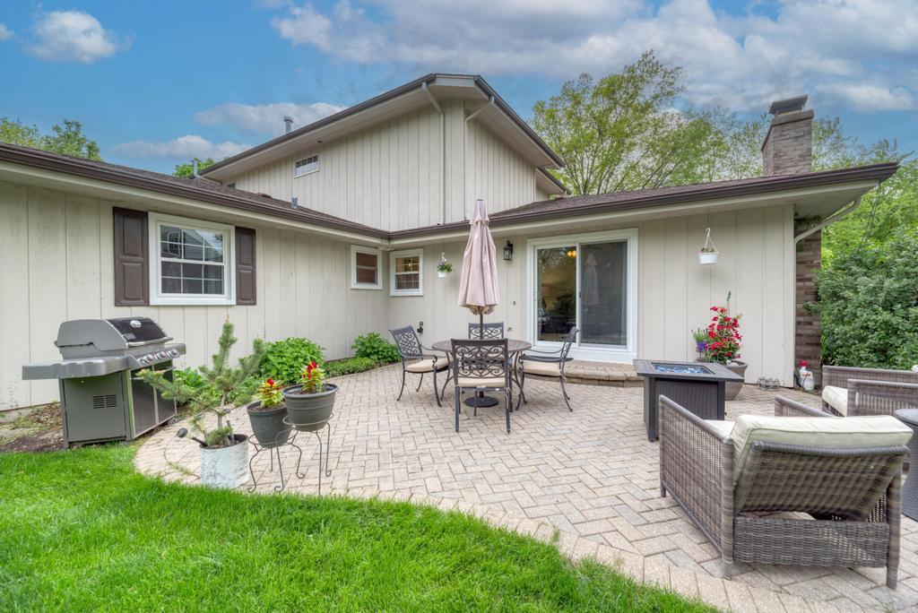 10S607 Glenn Drive, Burr Ridge, IL 60527