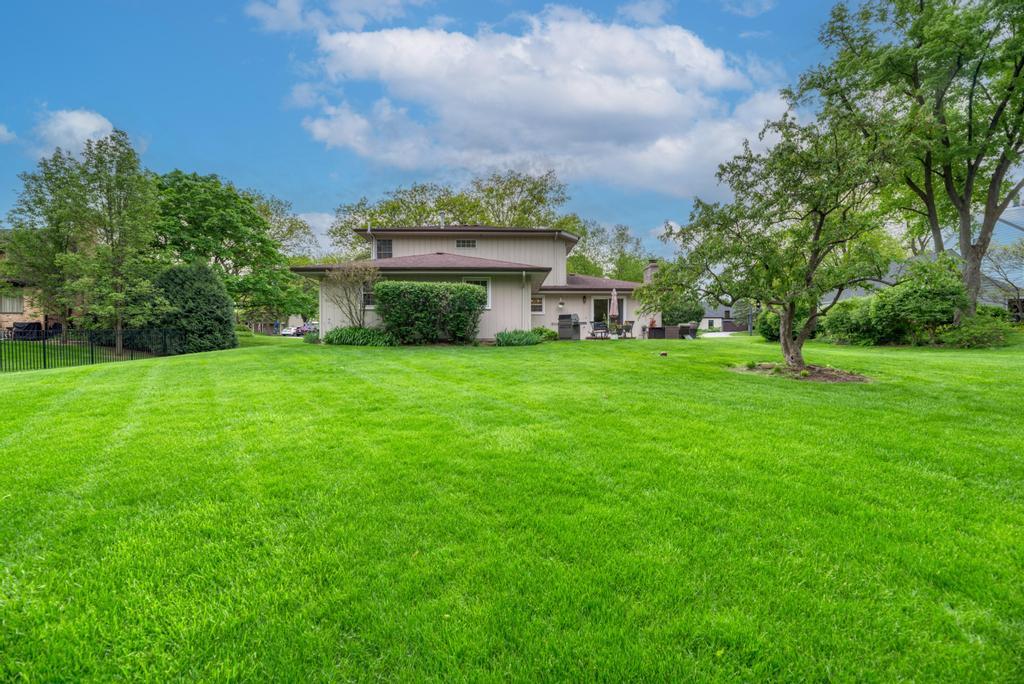 10S607 Glenn Drive, Burr Ridge, IL 60527