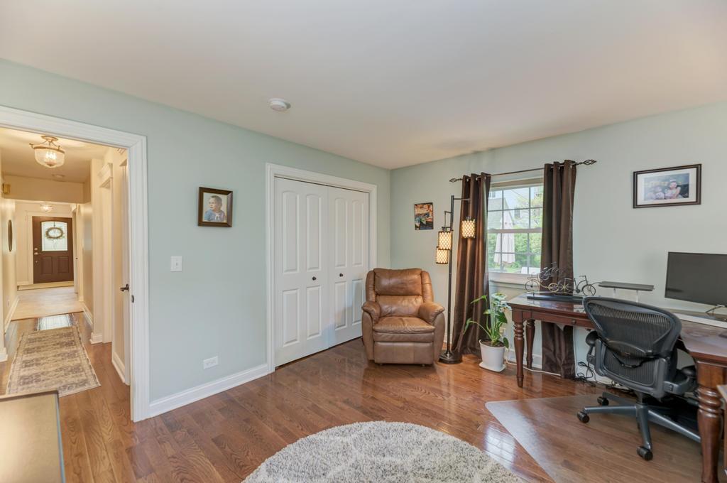 10S607 Glenn Drive, Burr Ridge, IL 60527
