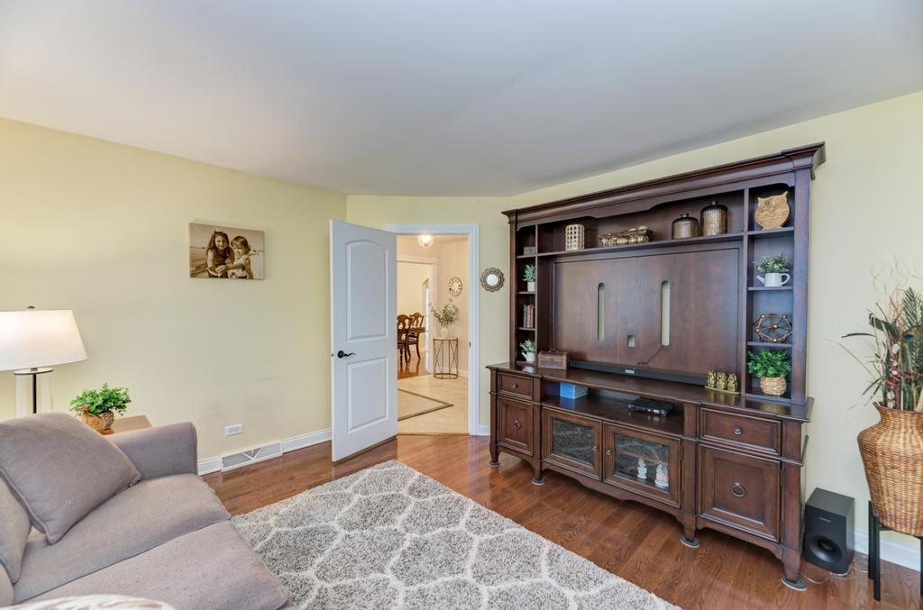 10S607 Glenn Drive, Burr Ridge, IL 60527
