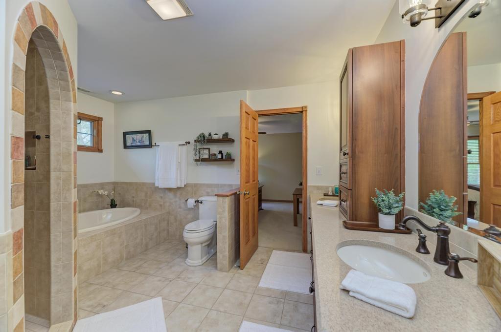 10S607 Glenn Drive, Burr Ridge, IL 60527