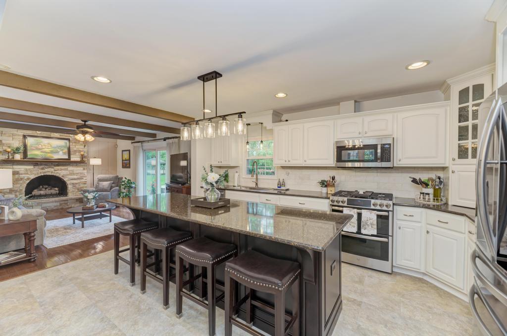 10S607 Glenn Drive, Burr Ridge, IL 60527