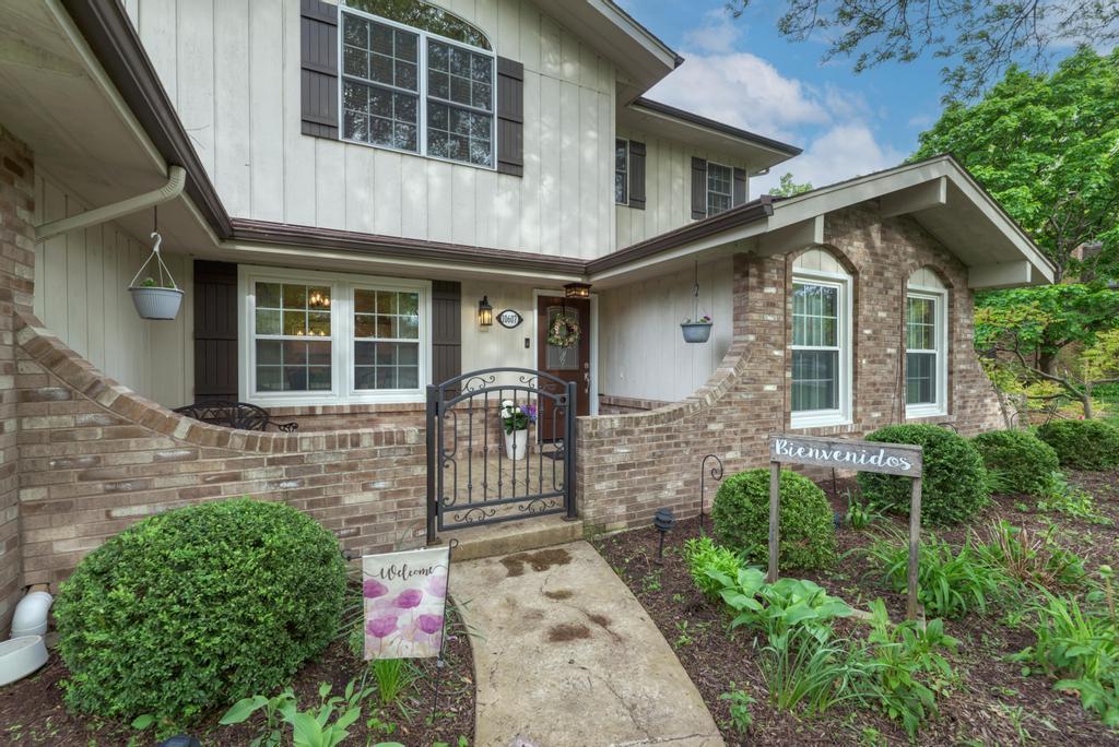 10S607 Glenn Drive, Burr Ridge, IL 60527