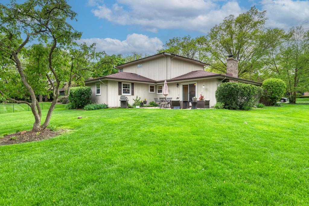 10S607 Glenn Drive, Burr Ridge, IL 60527