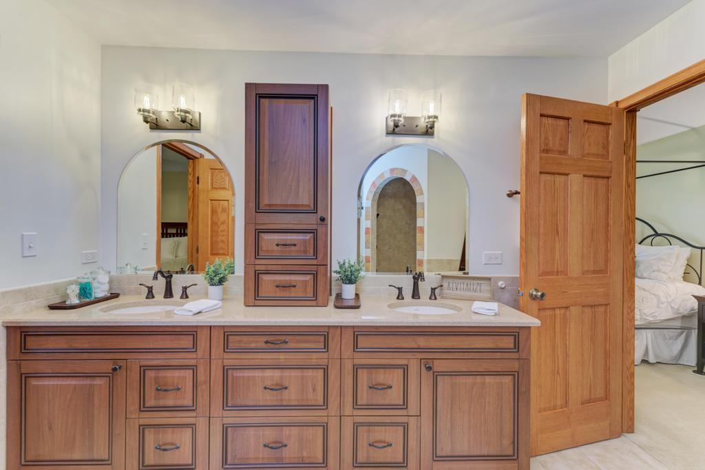 10S607 Glenn Drive, Burr Ridge, IL 60527