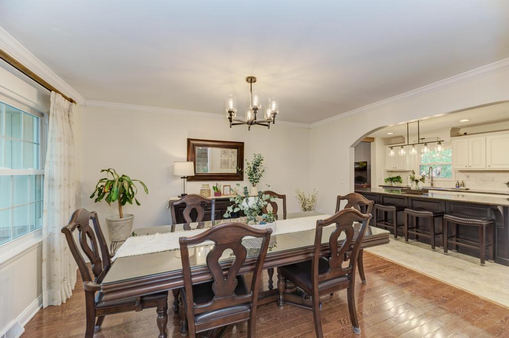 10S607 Glenn Drive, Burr Ridge, IL 60527