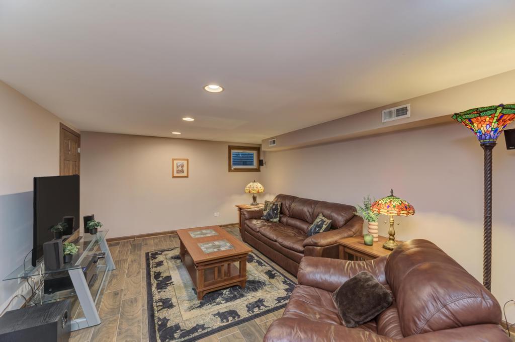 10S607 Glenn Drive, Burr Ridge, IL 60527