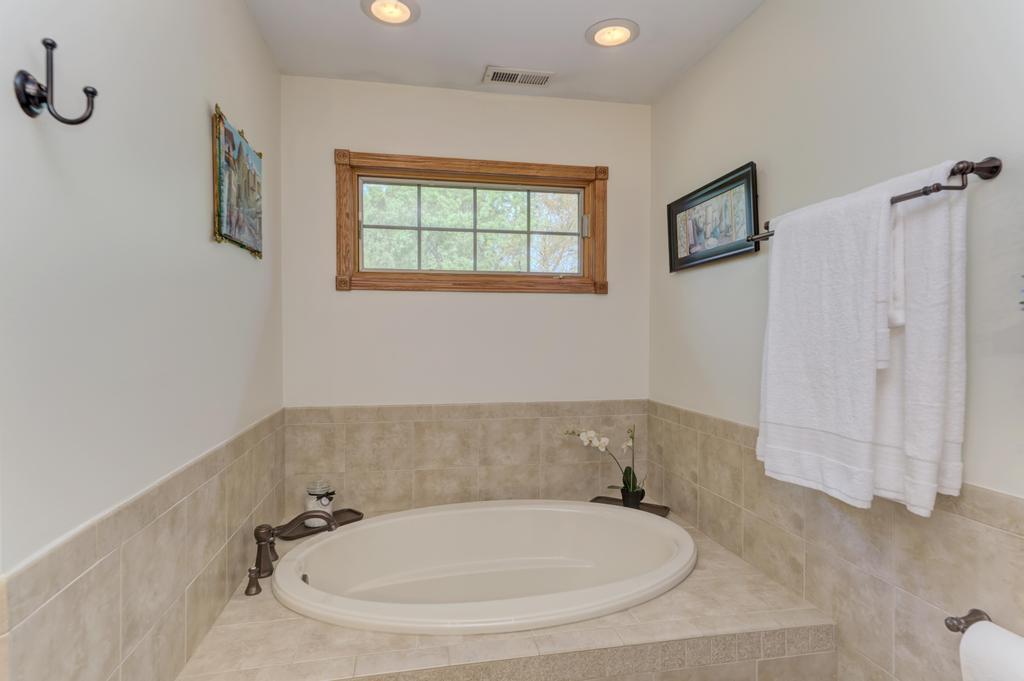 10S607 Glenn Drive, Burr Ridge, IL 60527