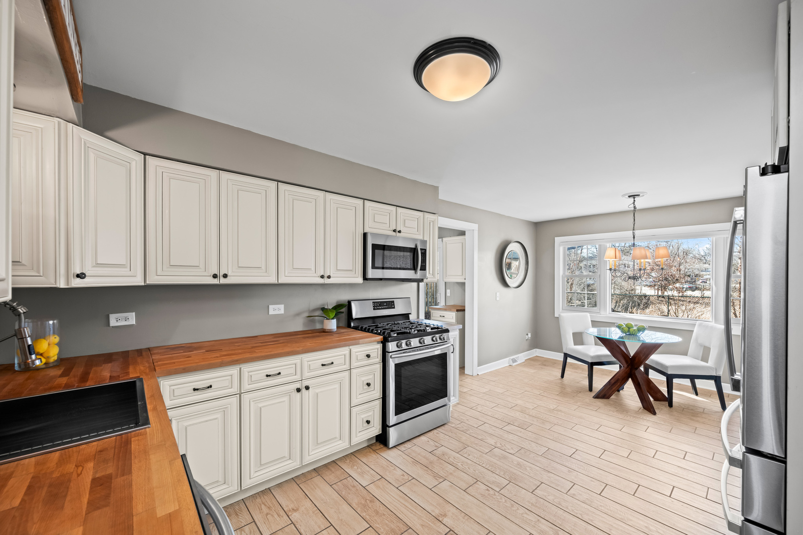 1320 N Douglas Avenue, Arlington Heights, IL 60004