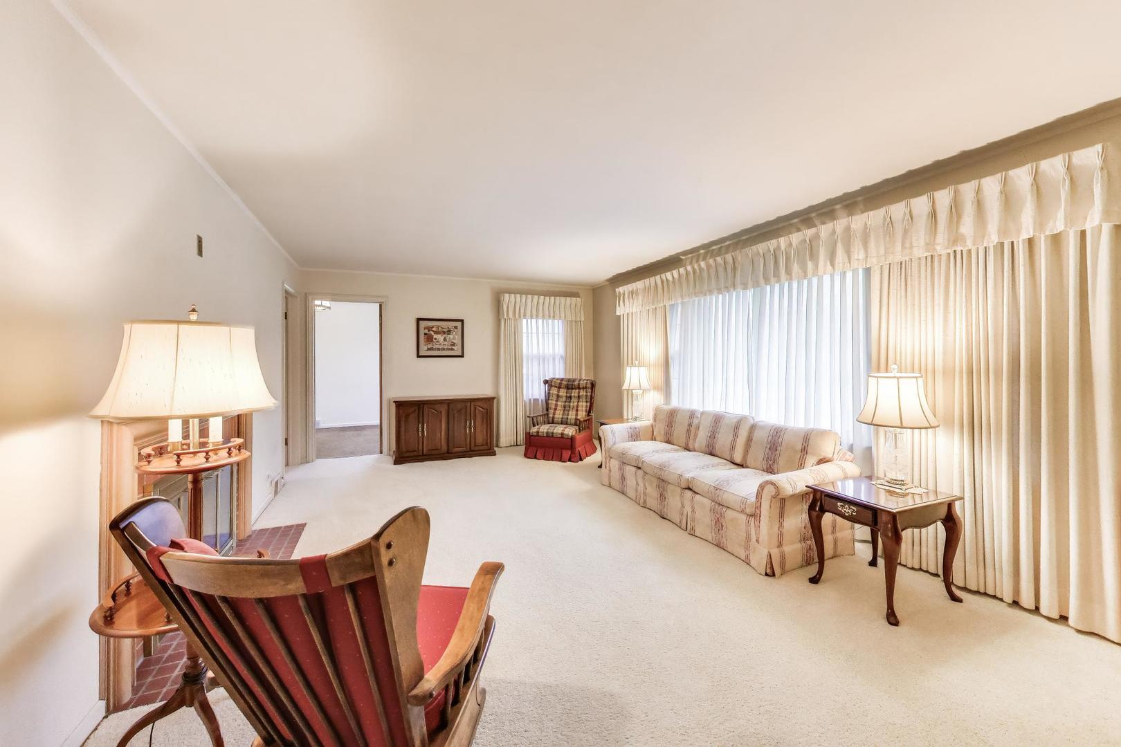 8012 Davis Street, Niles, IL 60714