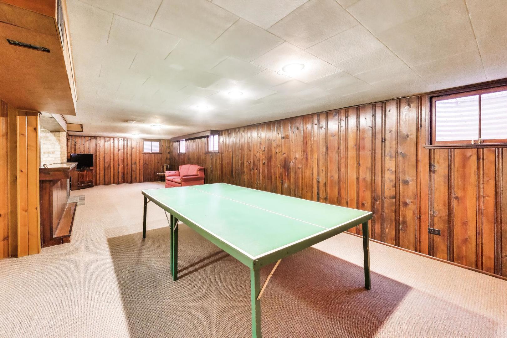 8012 Davis Street, Niles, IL 60714