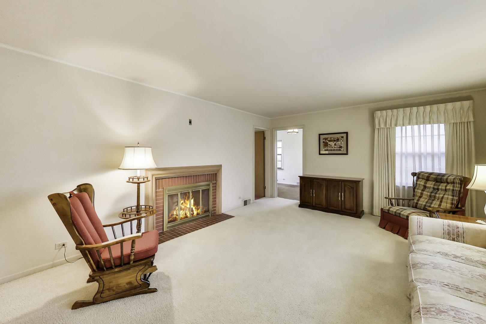 8012 Davis Street, Niles, IL 60714