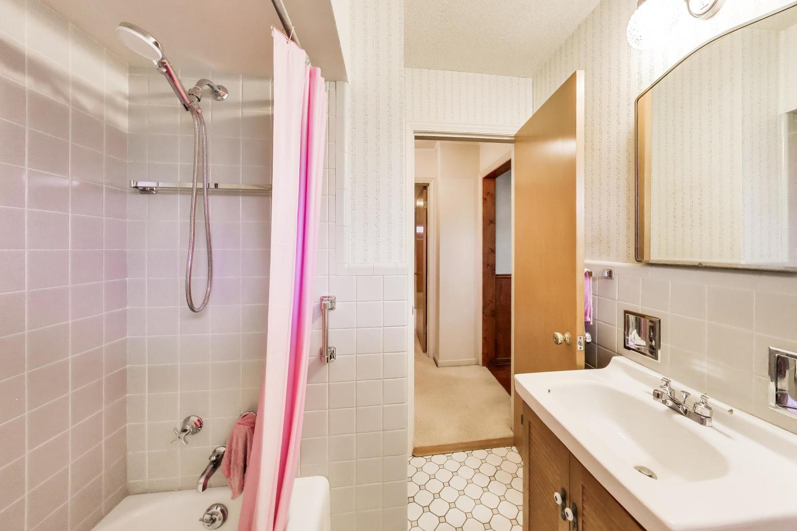 8012 Davis Street, Niles, IL 60714