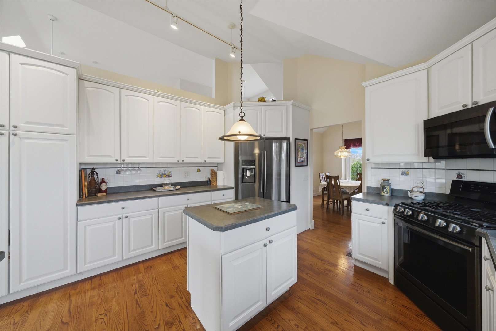 8839 S 83rd Avenue, Hickory Hills, IL 60457